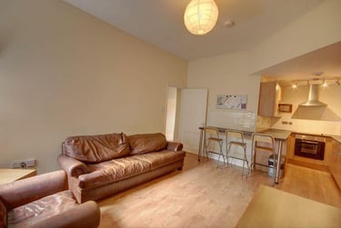 3 bed flat, Mayfair Road, Jesmond, Newcastle, NE23DP - Image 1